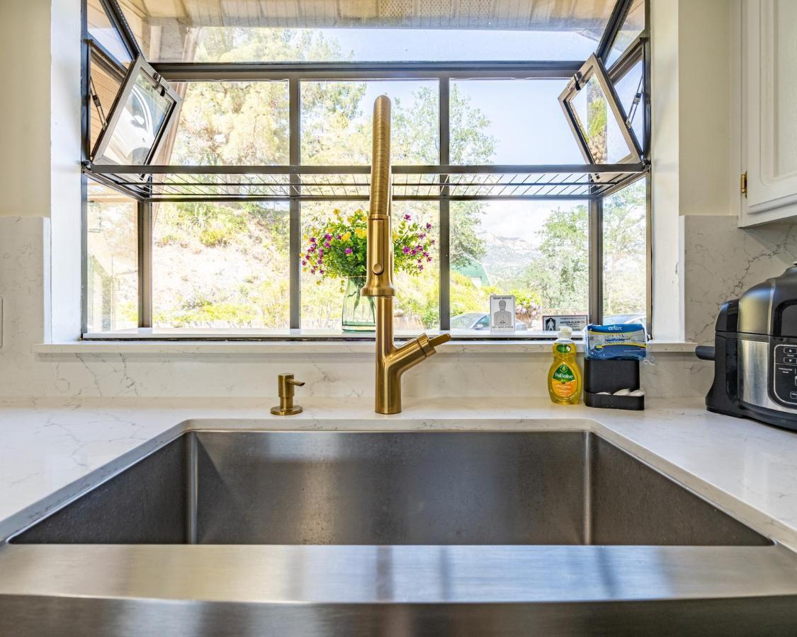 Secluded Mtn Top Family Haven W/Views Spa & Arcade Трі-Риверс Екстер'єр фото